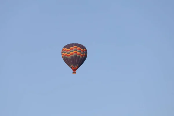 Varm luft ballong över Göreme stad — Stockfoto