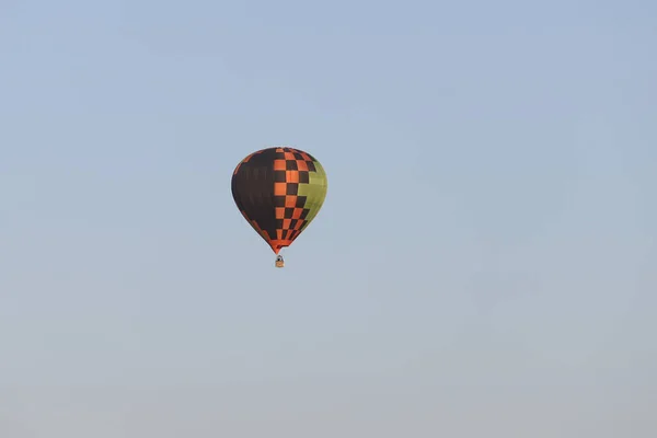 Varm luft ballong över Göreme stad — Stockfoto
