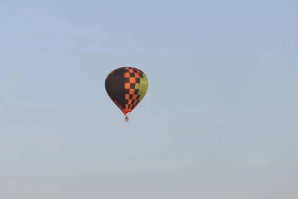 Balão de ar quente sobre Goreme cidade — Fotografia de Stock