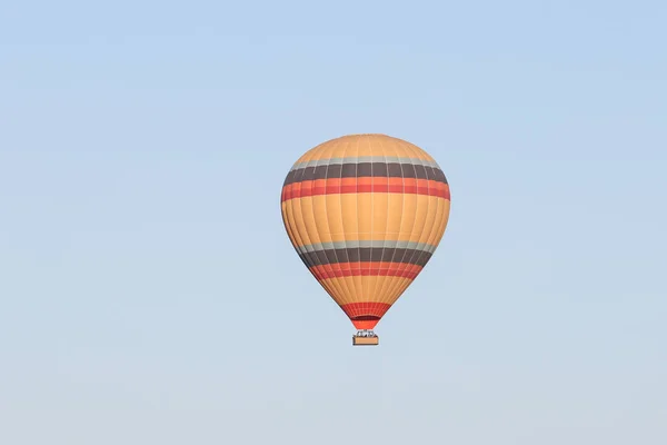 Varm luft ballong över Göreme stad — Stockfoto