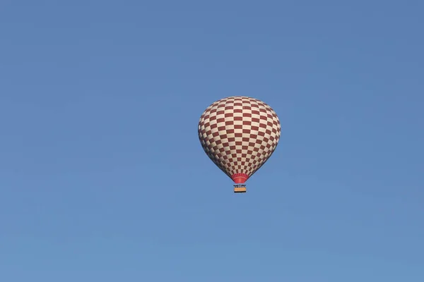 Varm luft ballong över Göreme stad — Stockfoto
