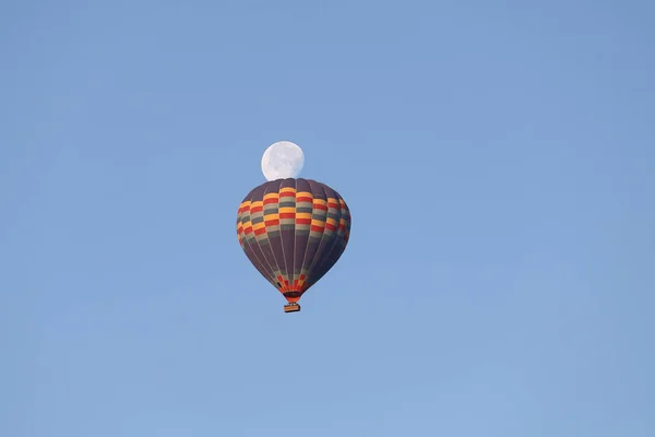 Воздушный шар над Гореме — стоковое фото