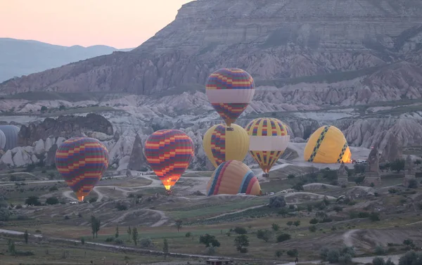 Globos de aire caliente en los valles de Capadocia —  Fotos de Stock