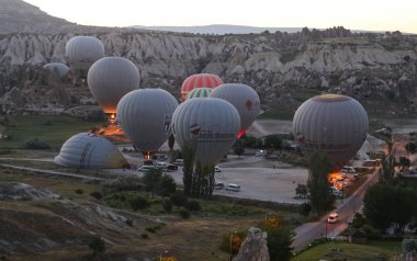 Sıcak hava balonları Kapadokya vadilerinin
