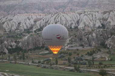 Sıcak hava balon Kapadokya vadilerinin