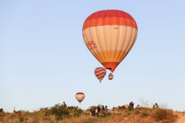 Sıcak hava balon üzerinde Göreme şehir