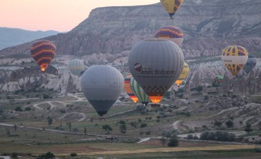 Sıcak hava balonları Kapadokya vadilerinin