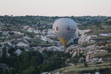 Sıcak hava balon Kapadokya vadilerinin