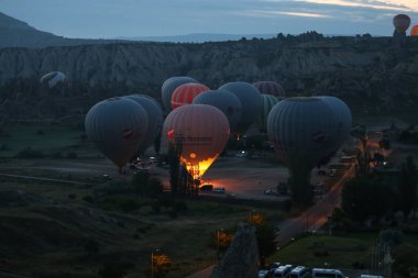 Sıcak hava balonları Kapadokya vadilerinin