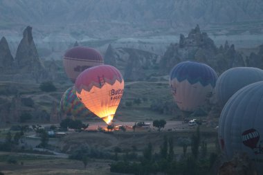 Sıcak hava balonları Kapadokya vadilerinin