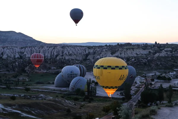 Sıcak hava balonları Kapadokya vadilerinin