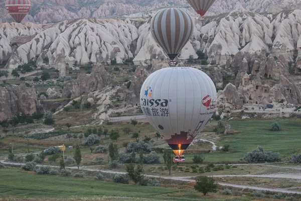 Sıcak hava balonları Kapadokya vadilerinin