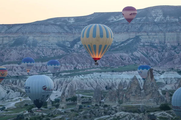 Montgolfières dans les vallées de la Cappadoce — Photo