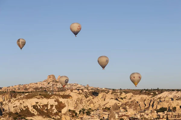 Hot Air Balloons Over Goreme Town — Stock Photo, Image