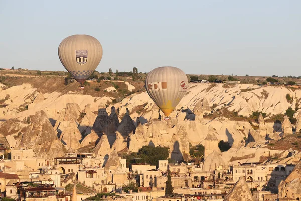 Globos de aire caliente sobre Goreme Town — Foto de Stock