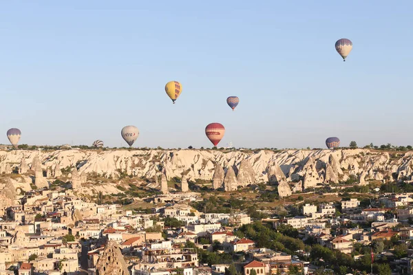 Globos de aire caliente sobre Goreme Town — Foto de Stock