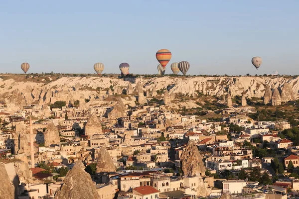 Globos de aire caliente sobre Goreme Town — Foto de Stock