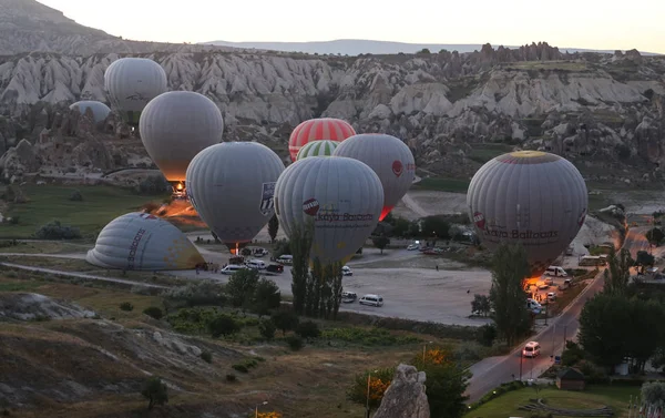 Montgolfières dans les vallées de la Cappadoce — Photo