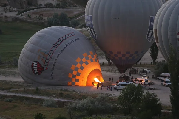 Horkovzdušné balóny v údolí Kappadokie — Stock fotografie