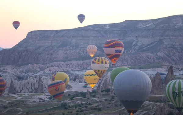Sıcak hava balonları Kapadokya vadilerinin