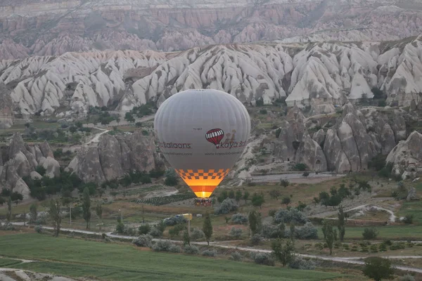 Sıcak hava balon Kapadokya vadilerinin