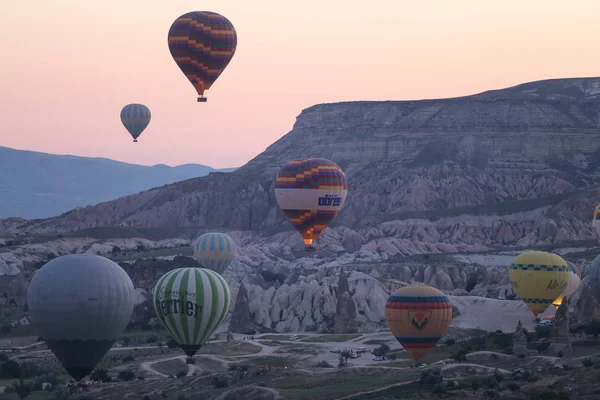 Sıcak hava balonları Kapadokya vadilerinin