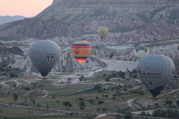 Sıcak hava balonları Kapadokya vadilerinin