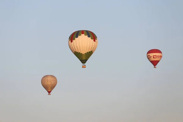 Heißluftballons über Goreme-Stadt — Stockfoto
