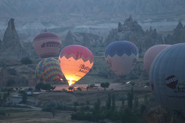 Montgolfières dans les vallées de la Cappadoce — Photo