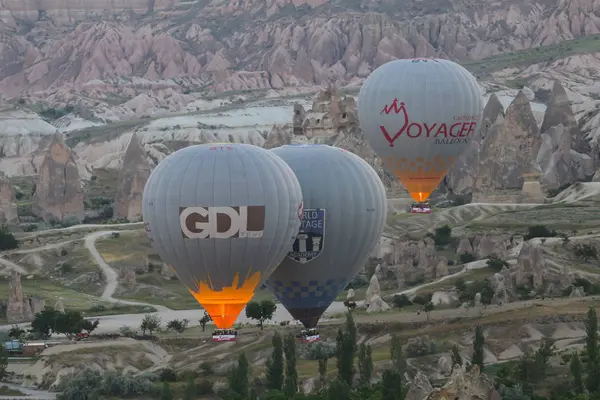 Sıcak hava balonları Kapadokya vadilerinin