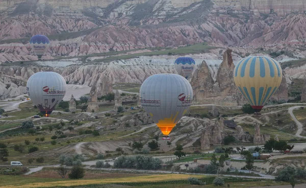 Sıcak hava balonları Kapadokya vadilerinin