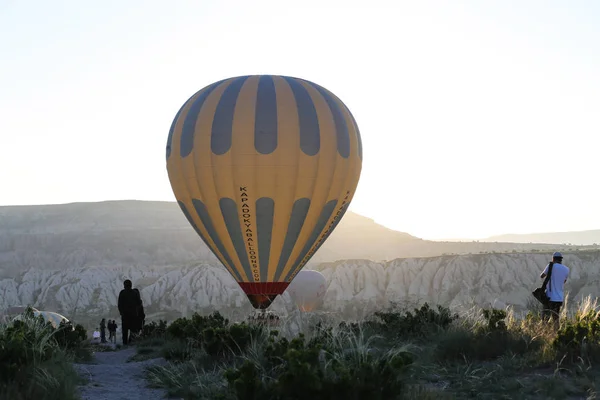 Gorące powietrze balon nad Goreme miasto — Zdjęcie stockowe