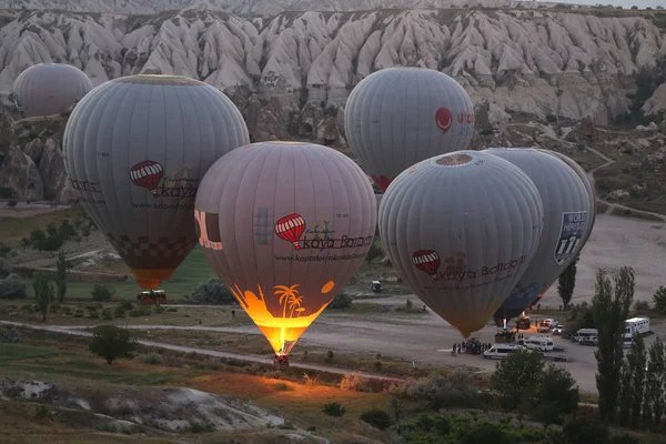 Sıcak hava balonları Kapadokya vadilerinin
