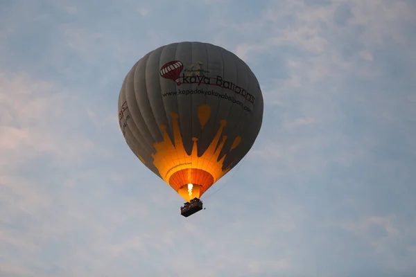 Heißluftballon über Goreme-Stadt — Stockfoto