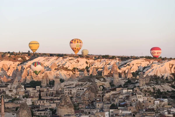 Globos de aire caliente sobre Goreme Town — Foto de Stock