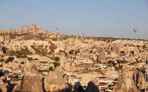 Globos de aire caliente sobre Goreme Town — Foto de Stock