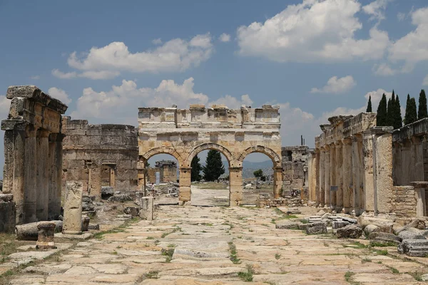 Frontinus kapısı ve Hierapolis antik kenti, Türkiye'de sokak — Stok fotoğraf