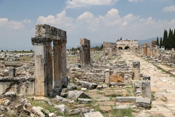 Frontinus Gate and Street in Hierapolis Ancient City, Turchia — Foto Stock