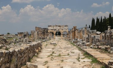 Frontinus kapısı ve Hierapolis antik kenti, Türkiye'de sokak