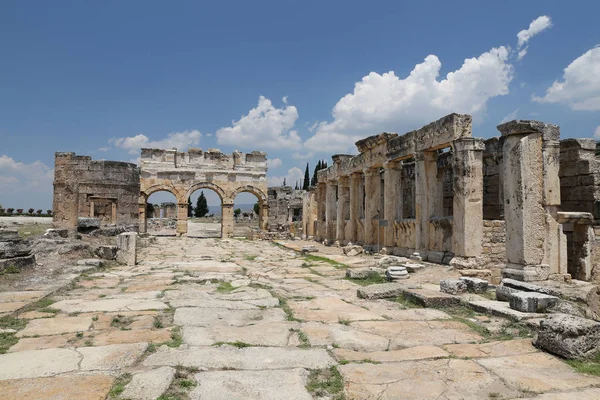 Frontinus Gate a ulice v antické město Hierapolis, Turecko — Stock fotografie