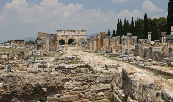 Frontinus Gate and Street en Hierapolis Ancient City, Turquía — Foto de Stock