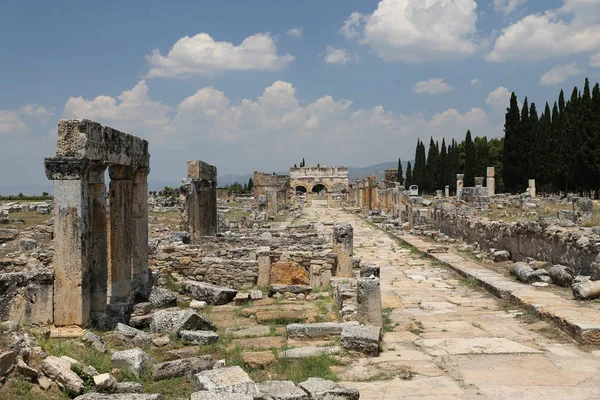 Frontinus Gate a ulice v antické město Hierapolis, Turecko — Stock fotografie
