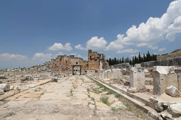 Frontinus Street en Hierapolis Ancient City, Turquía — Foto de Stock