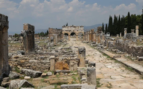 Frontinus Gate a ulice v antické město Hierapolis, Turecko — Stock fotografie