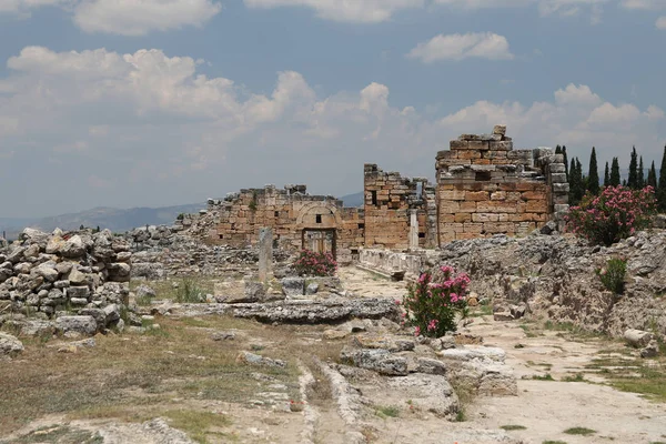 Frontinus straat in de oude stad van Hiërapolis, Turkije — Stockfoto