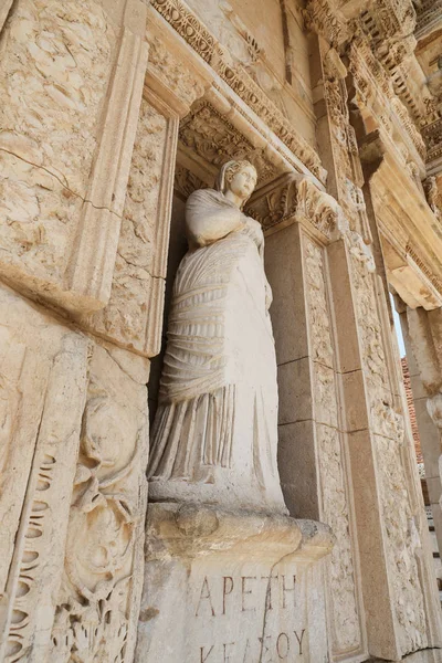 Personifikace ctnosti, Arete socha v Efesu starověké město — Stock fotografie