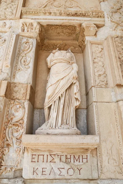 Επιστήμης, γνώση άγαλμα στην αρχαία πόλη της Εφέσου — Φωτογραφία Αρχείου
