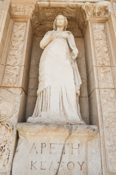 Personificatie van de deugd, Arete standbeeld in Efeze oude stad — Stockfoto