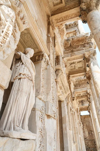 Personifizierung der Statue der Weisheit in der antiken Stadt Ephesus — Stockfoto