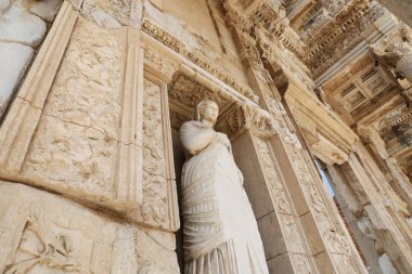 Kişileştirme erdem, Efes Antik Kenti Arete heykeli